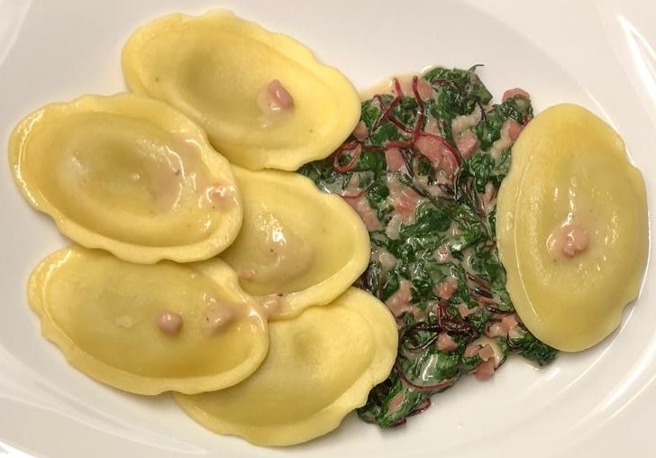 Baby-Mangold mit Tortelli