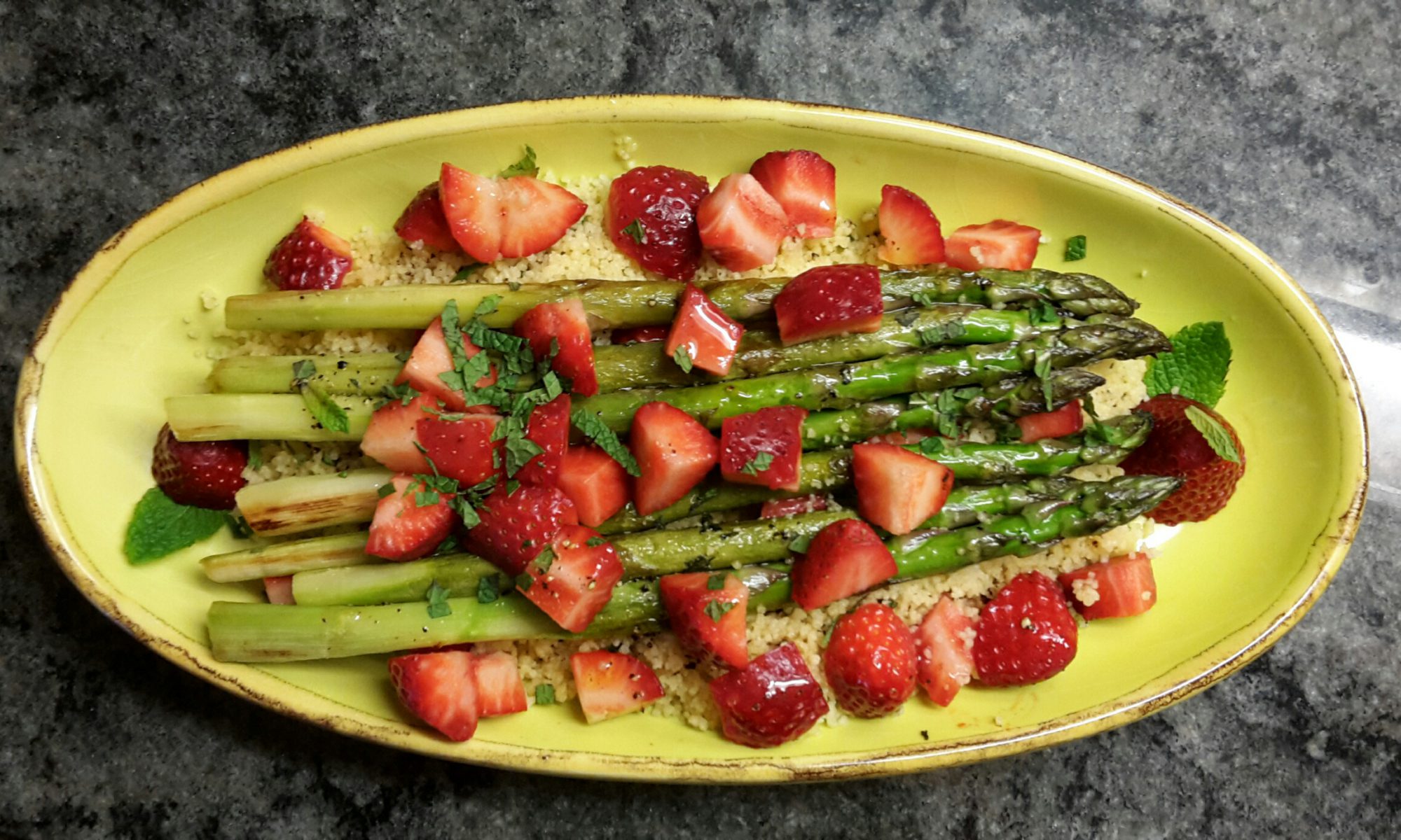 Couscous mit grünem Spargel und Erdbeeren