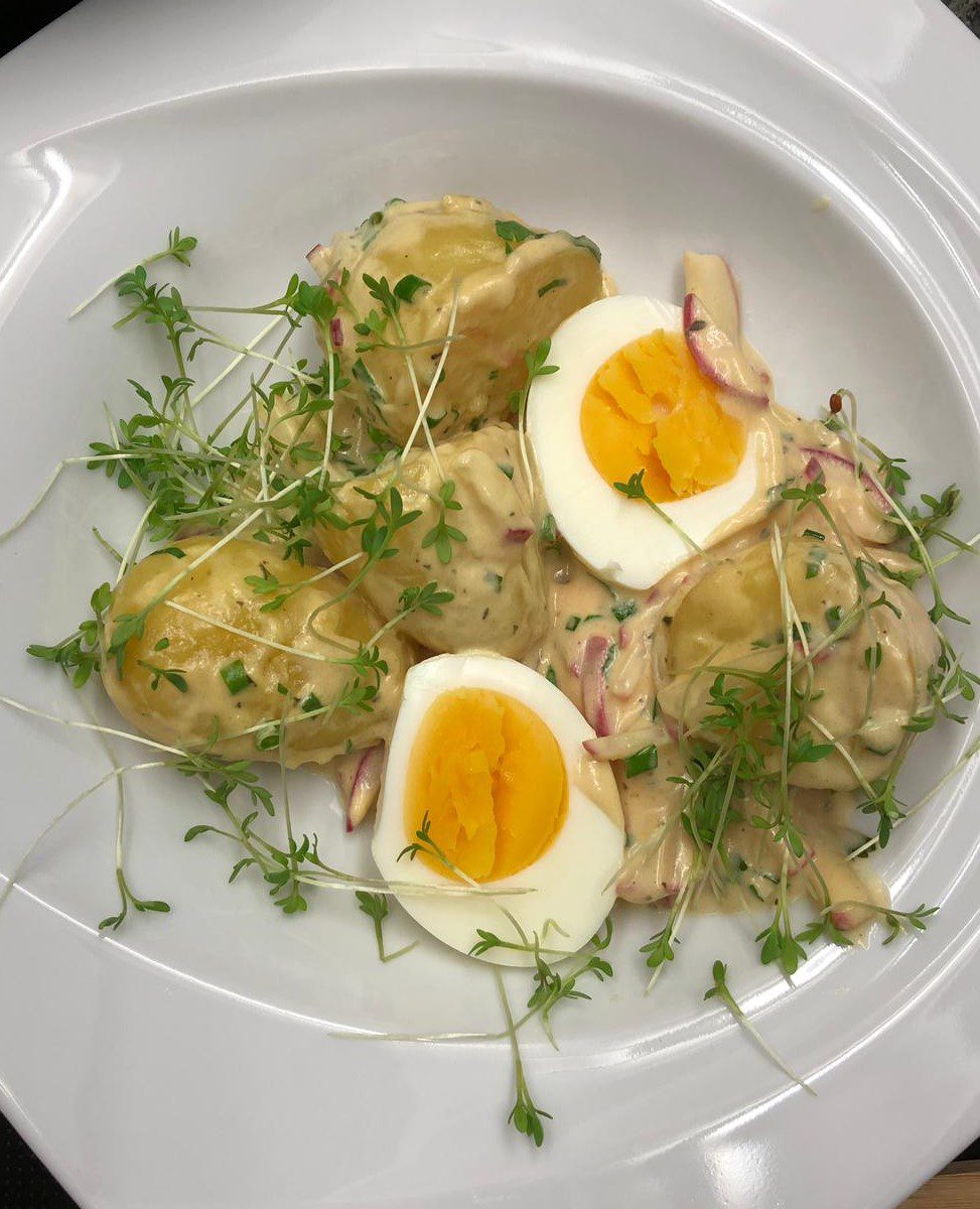 Eier-Ragout mit Kräutern, Radieschen und Kartoffeln