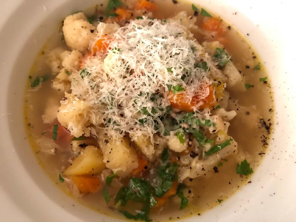 Herbstliche Blumenkohlsuppe mit viel Gemüse und Parmesan – Kochen in Grün