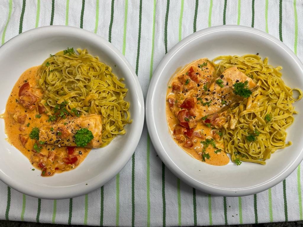 Lachs in Tomatensahne mit Pasta – Kochen in Grün