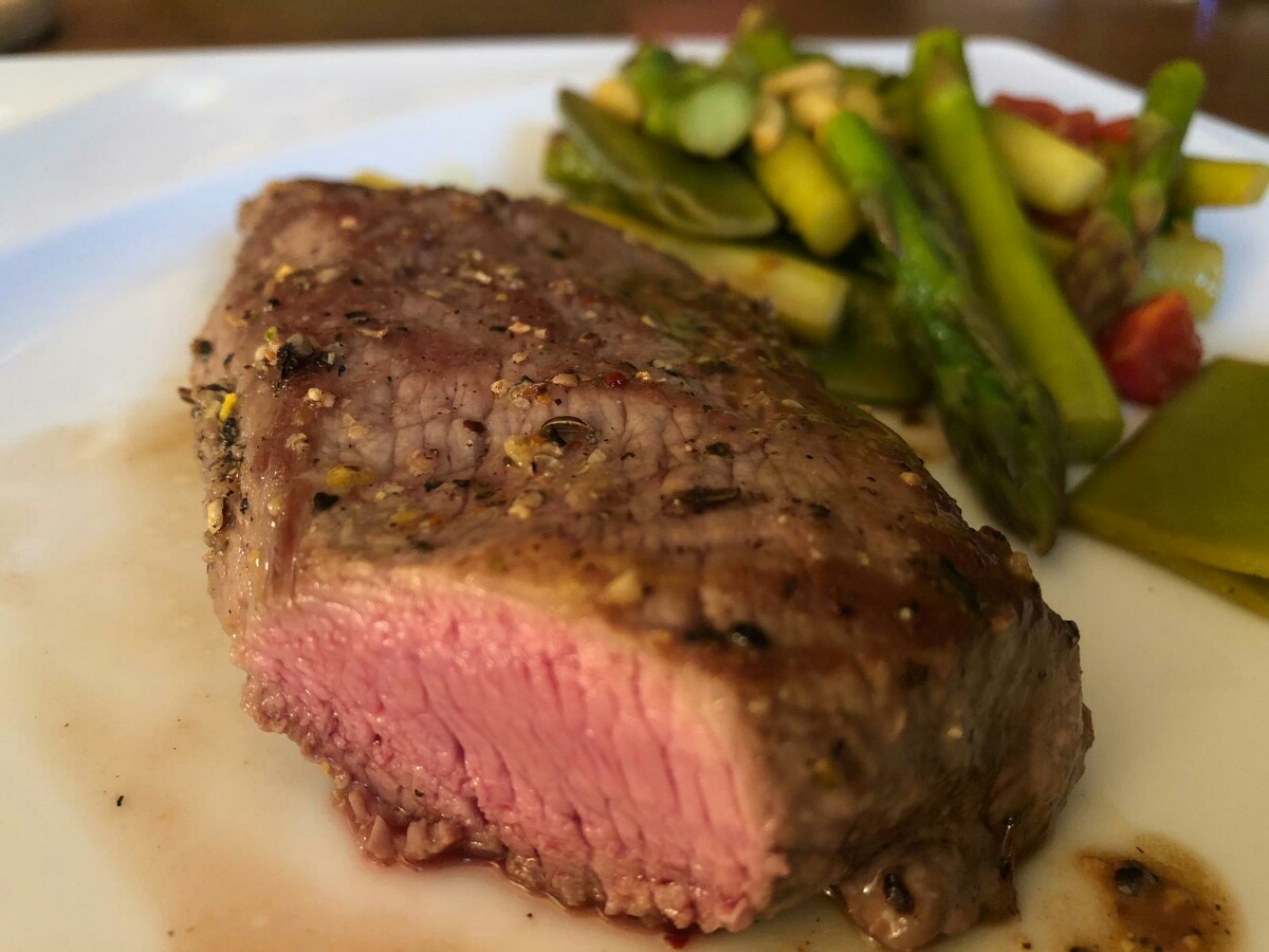 Lammfilet mit grünem Spargel und Zuckerschoten