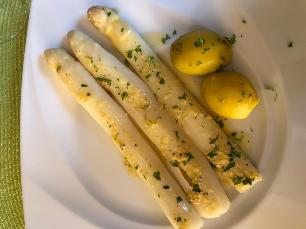 Spargel mit Zitronen-Kerbel-Butter