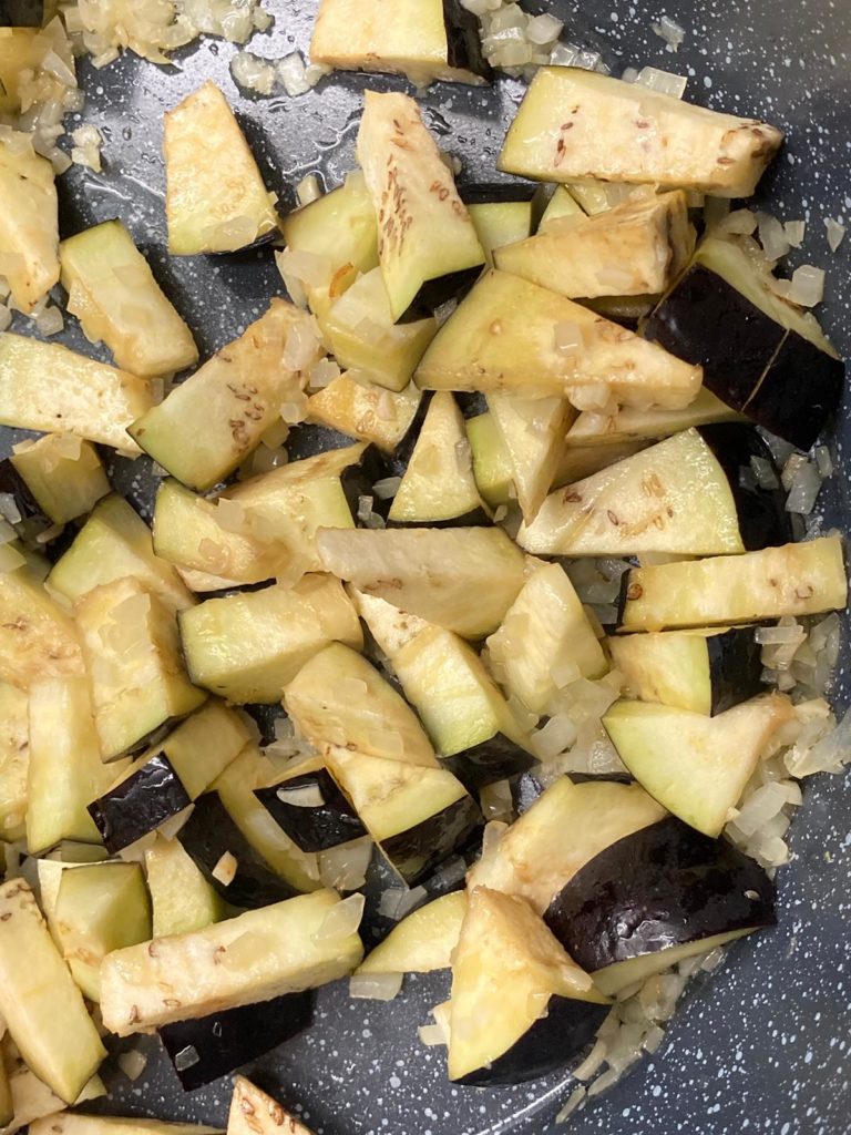 Aubergine mit Zwiebel und Knoblauch