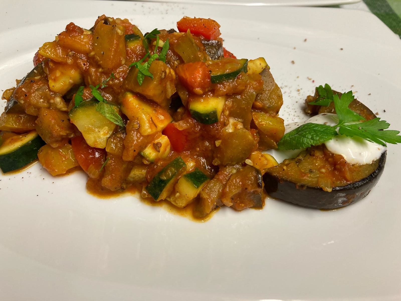 Orientalisches Ratatouille mit Minze, Salzzitrone und Joghurtdip