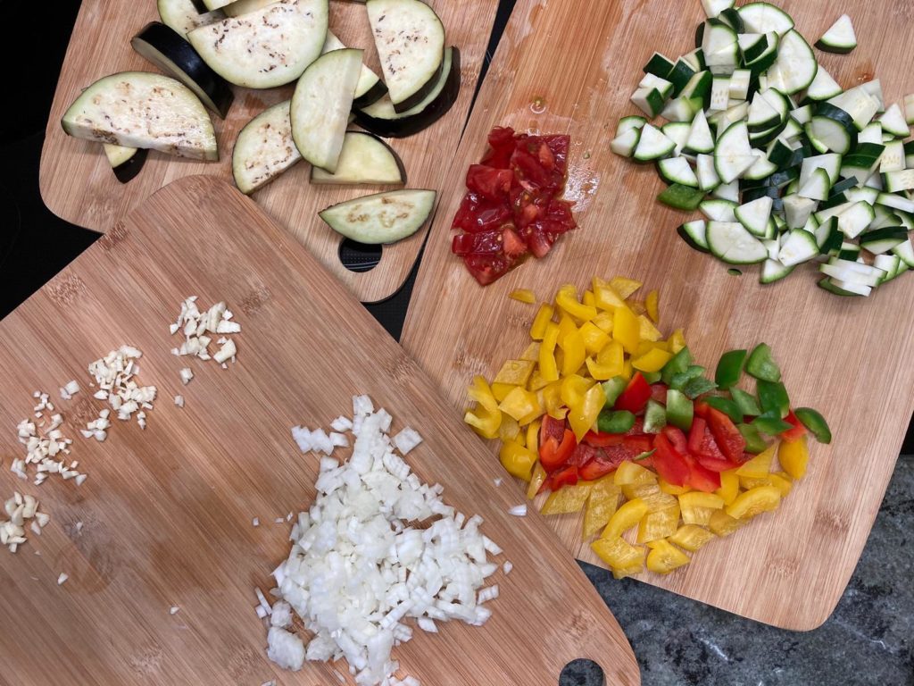 Zutaten für Aubergine, Zucchini, Paprika mit Minze und Salzzitrone und Joghurtdip