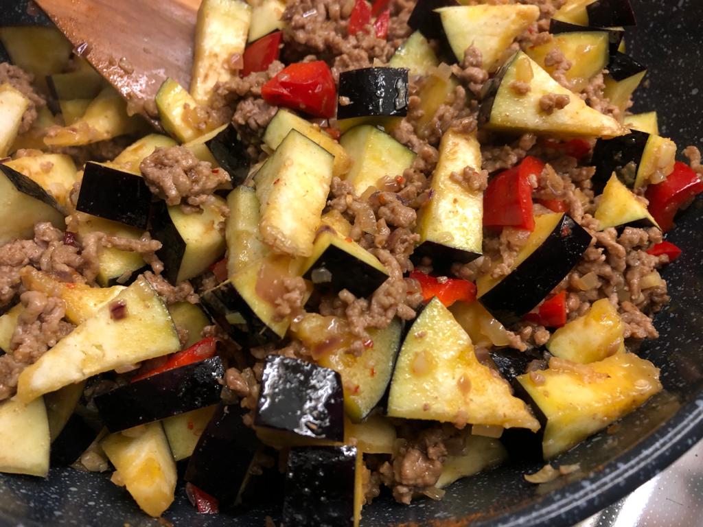 Aubergine mit Hack und Paprika