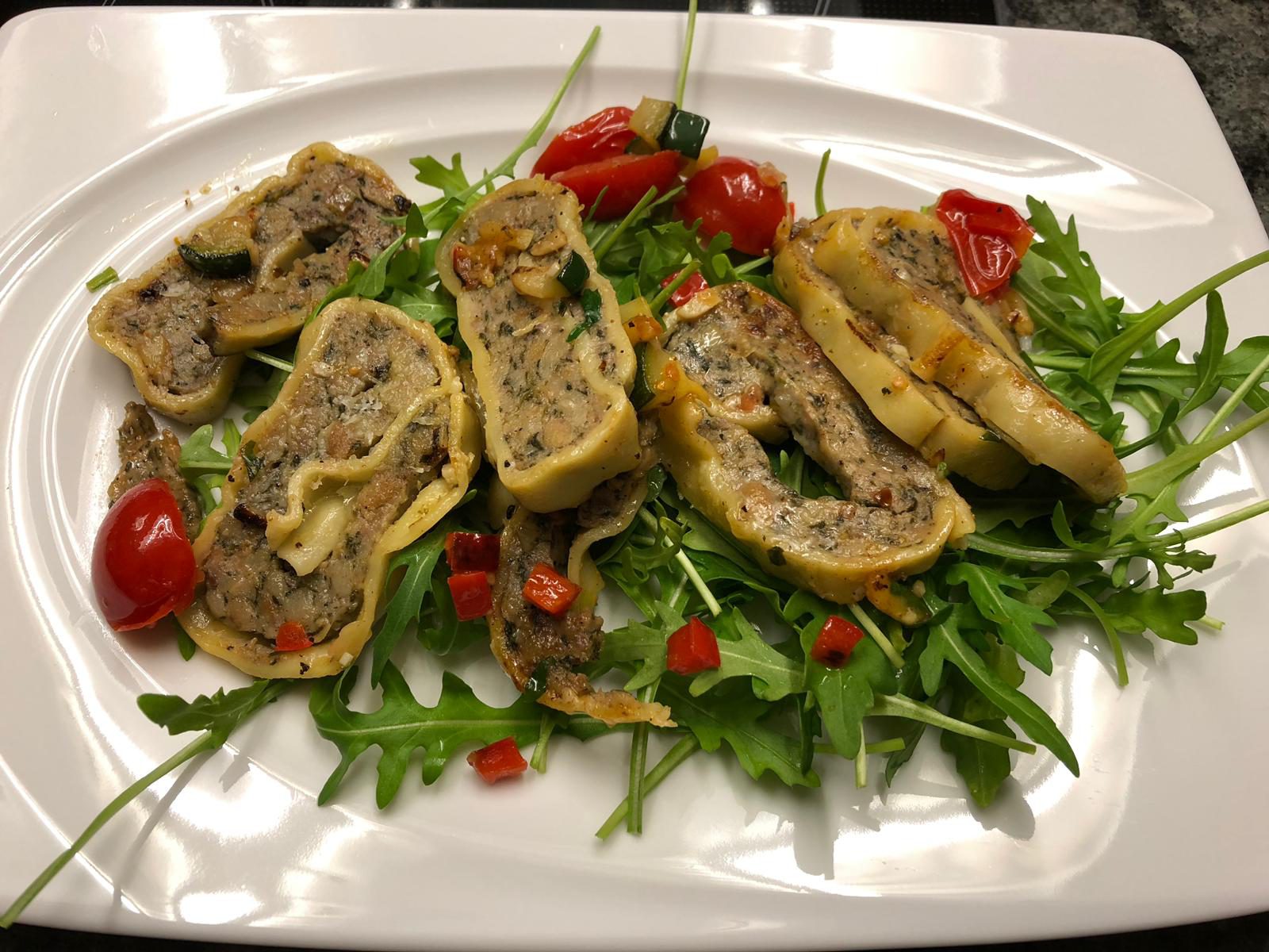 Maultaschen mediterran mit Rucola - noch ohne Parmesan