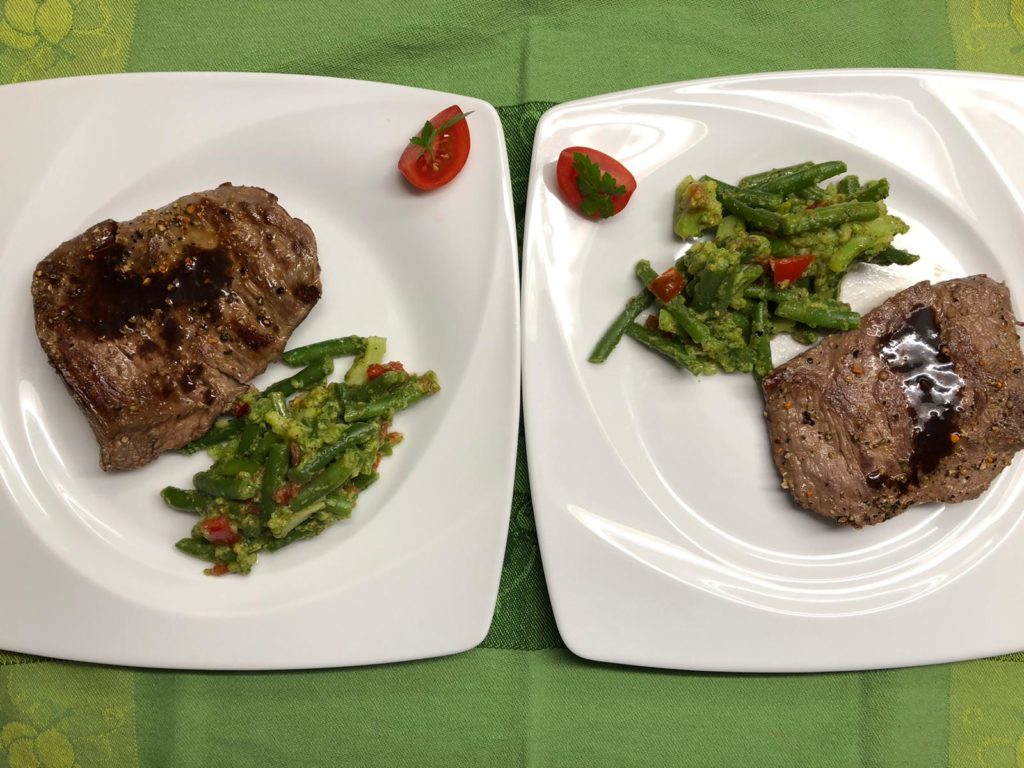 Bavette-Steaks mit grünen Bohnen und Brokkolimousse ist fertig zum Servieren