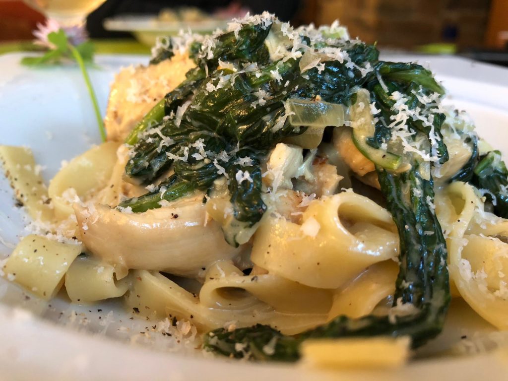 Blattspinat, Hühnerbrust und Tagliatelle in Parmesan-Sahnesauce - so lecker!