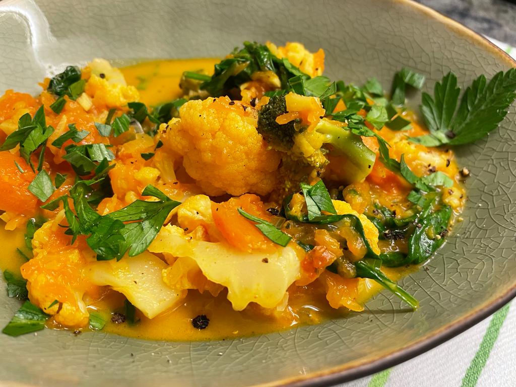 Blumenkohl-Brokkoli-Curry mit Kürbis und Spinat