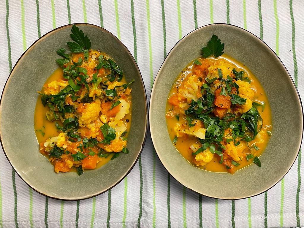 Blumenkohl-Brokkoli-Curry mit Kürbis und Spinat - servierfertig