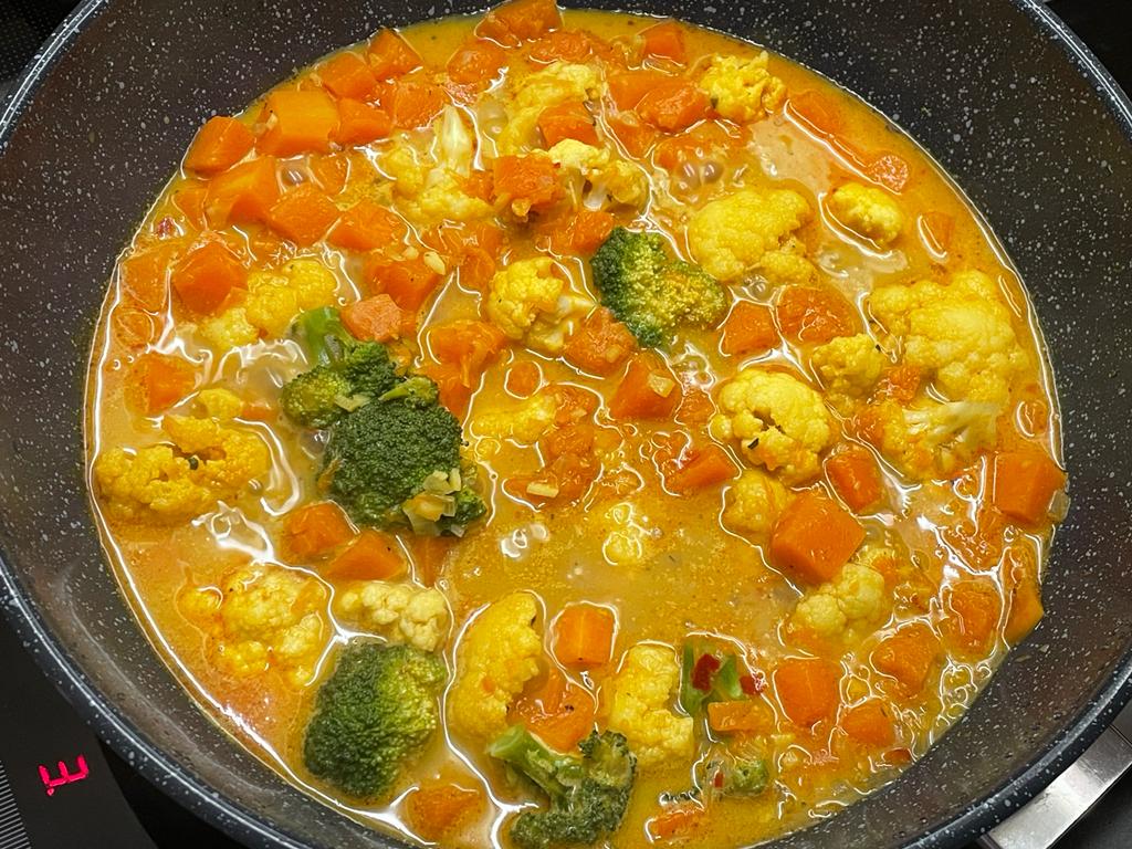 Blumenkohl und Brokkoli im Curry einkochen