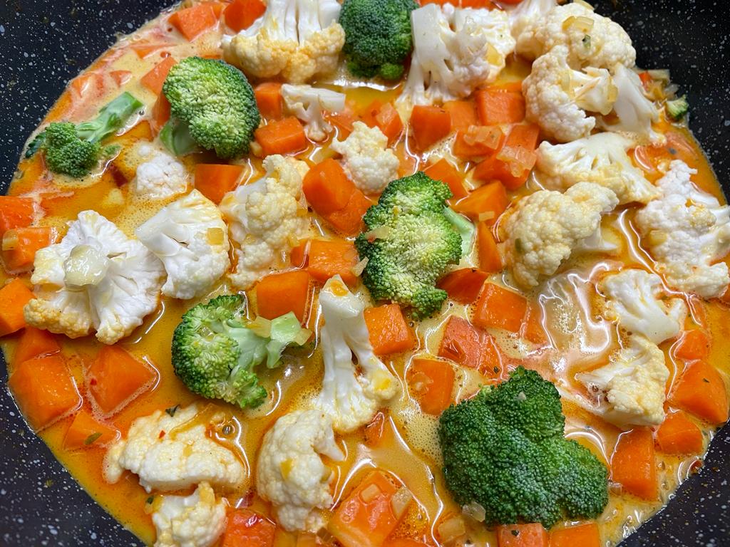 Blumenkohl-Brokkoli-Curry mit Kürbis und Spinat – Kochen in Grün
