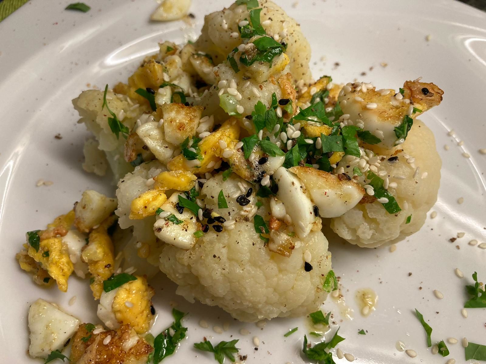 Blumenkohlröschen mit in Butter geschmälztem Ei und Sesam – Kochen in Grün