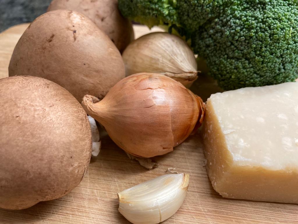 Brokkoli, Champignons, Knoblauch, Zwiebel, Parmesan