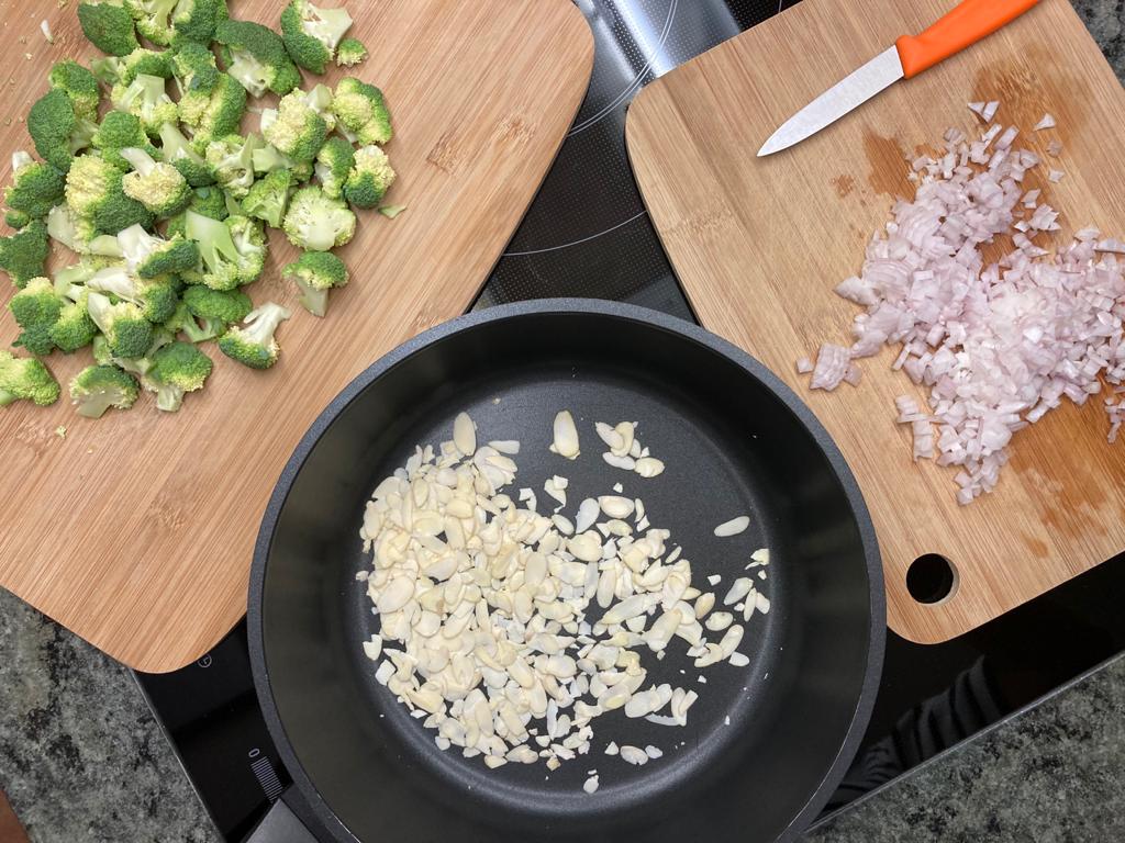 Brokkoli, Mandelblättchen und Zwiebeln