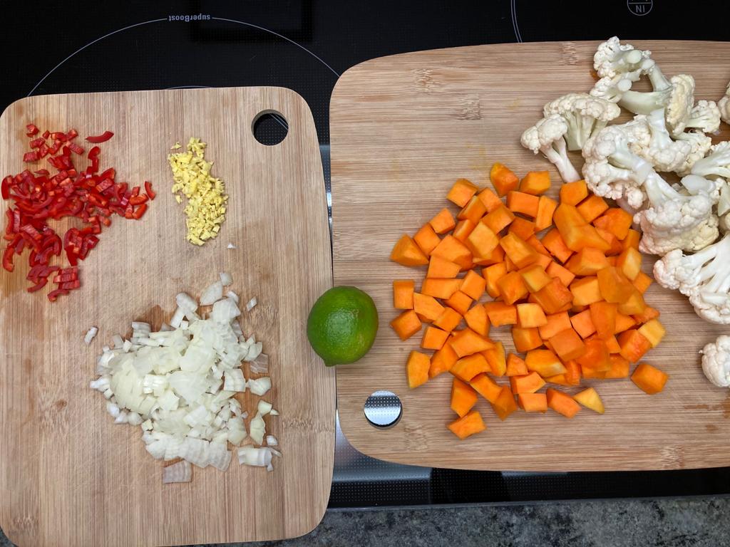 Butternut, Blumenkohl, Chili, Ingwer, Zwiebel - klein geschnitten