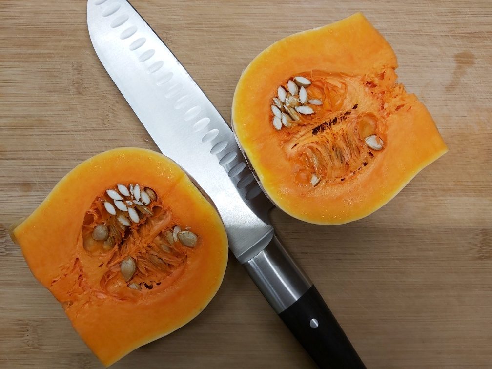 Butternut-Kürbis halbiert