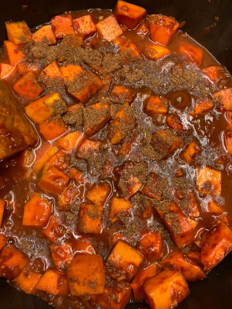 Butternut-Pfanne mit Ras el-Hanout bestreuen