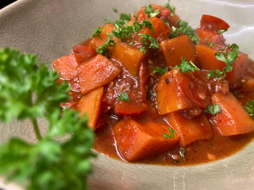 Butternut mit Harissa, Ras el-Hanout und Tomaten