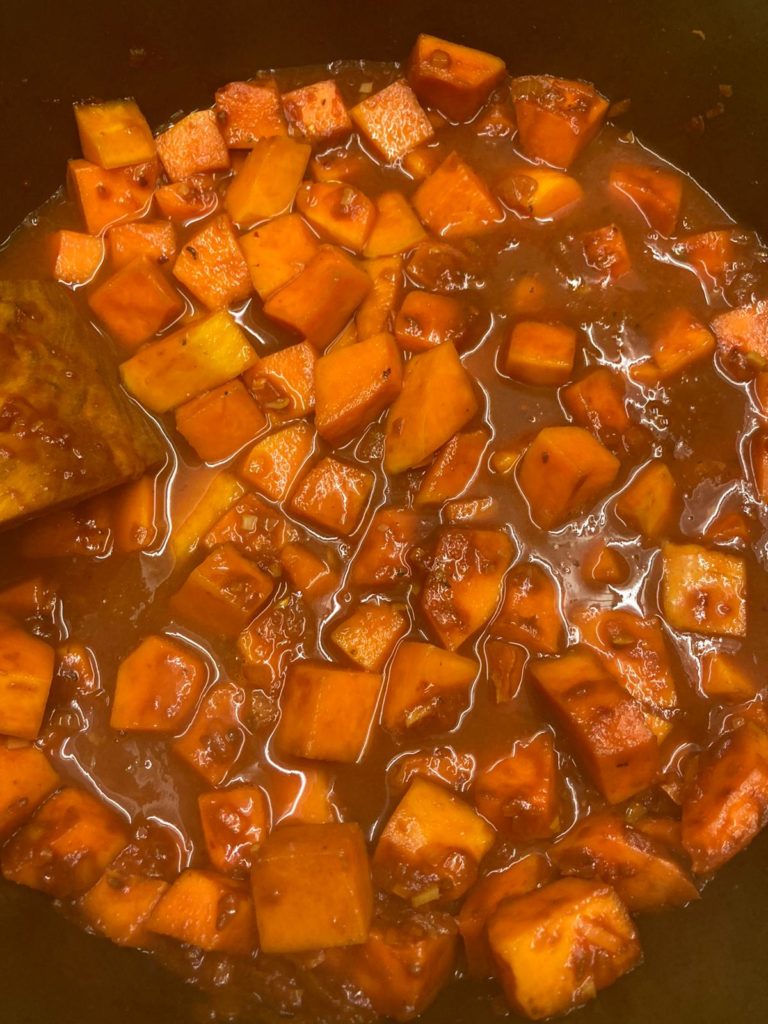 Butternut-Kürbis mit Zwiebeln, Knoblauch, Rotwein und Harissa einkochen lassen