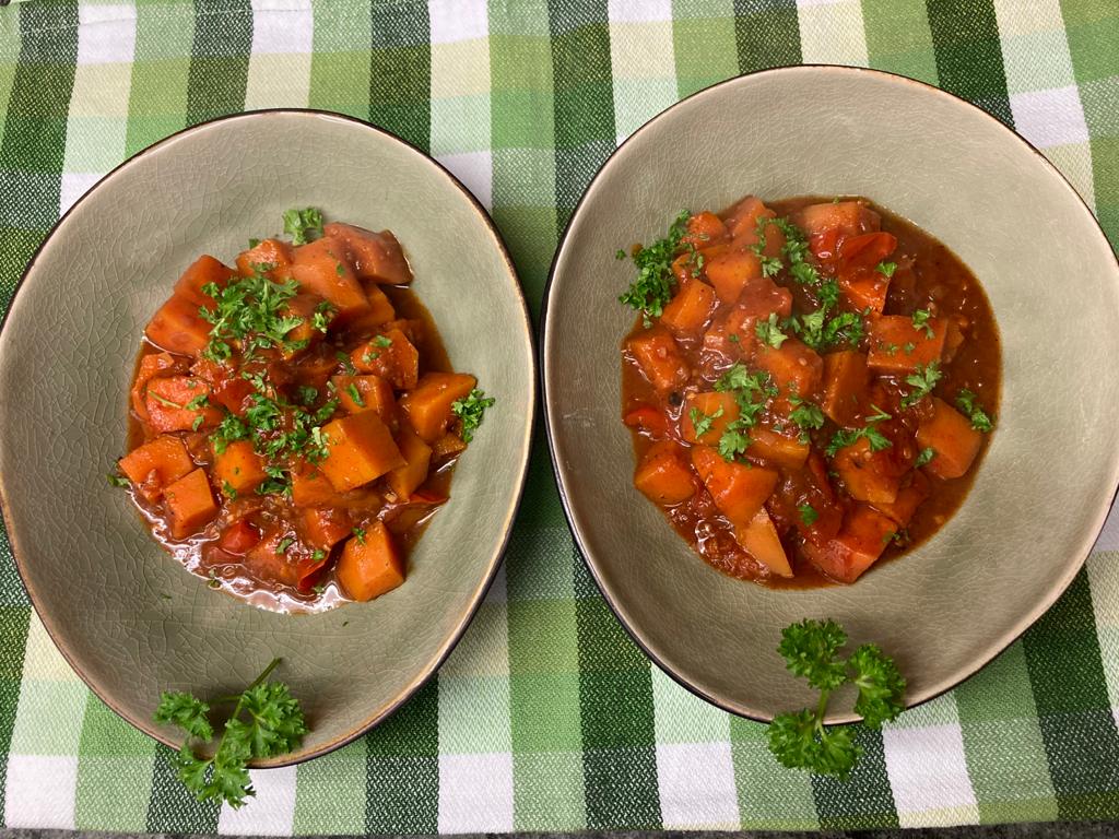 Butternut mit Harissa, Ras el-Hanout und Tomaten - servierfertig!