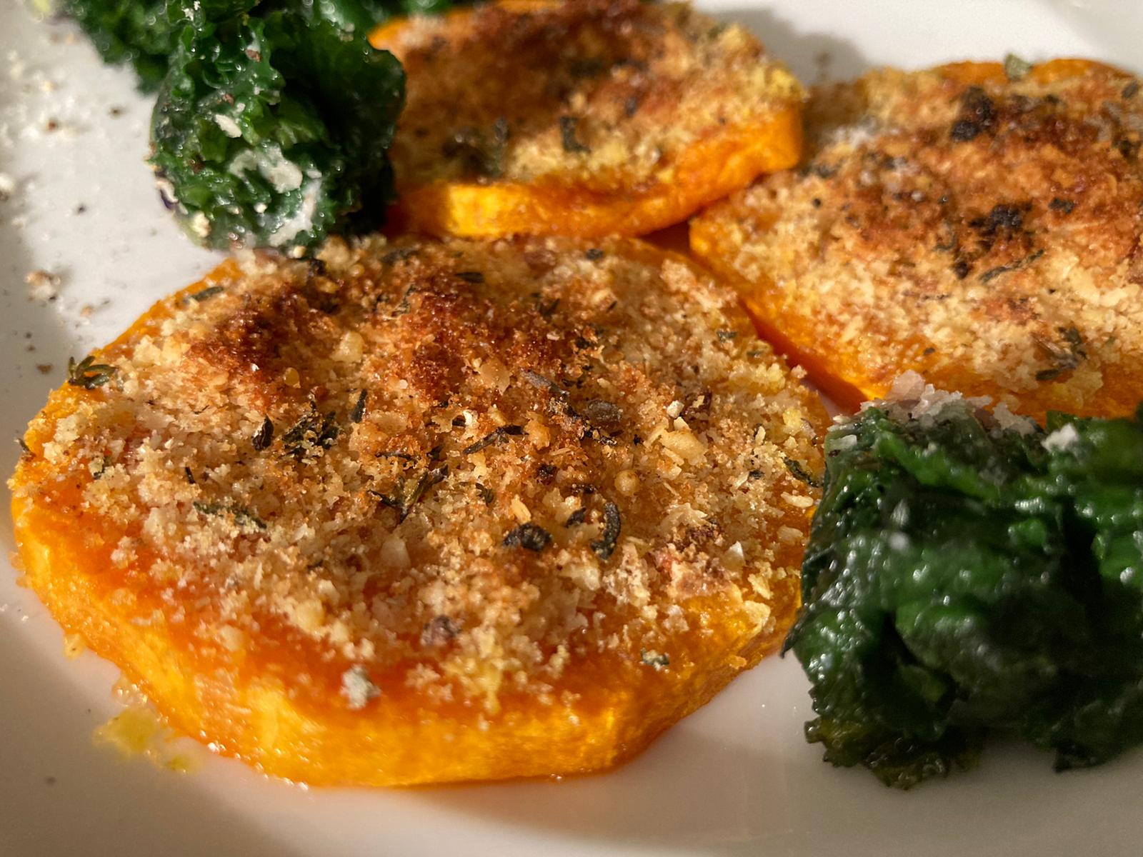 Butternutscheiben mit Parmesan-Salbei-Kruste und Grünkohlröschen