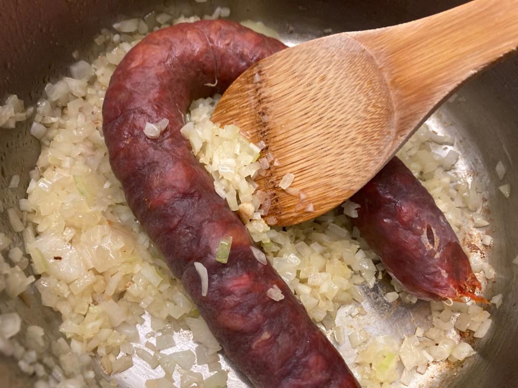 Chorizo im Ganzen anbraten