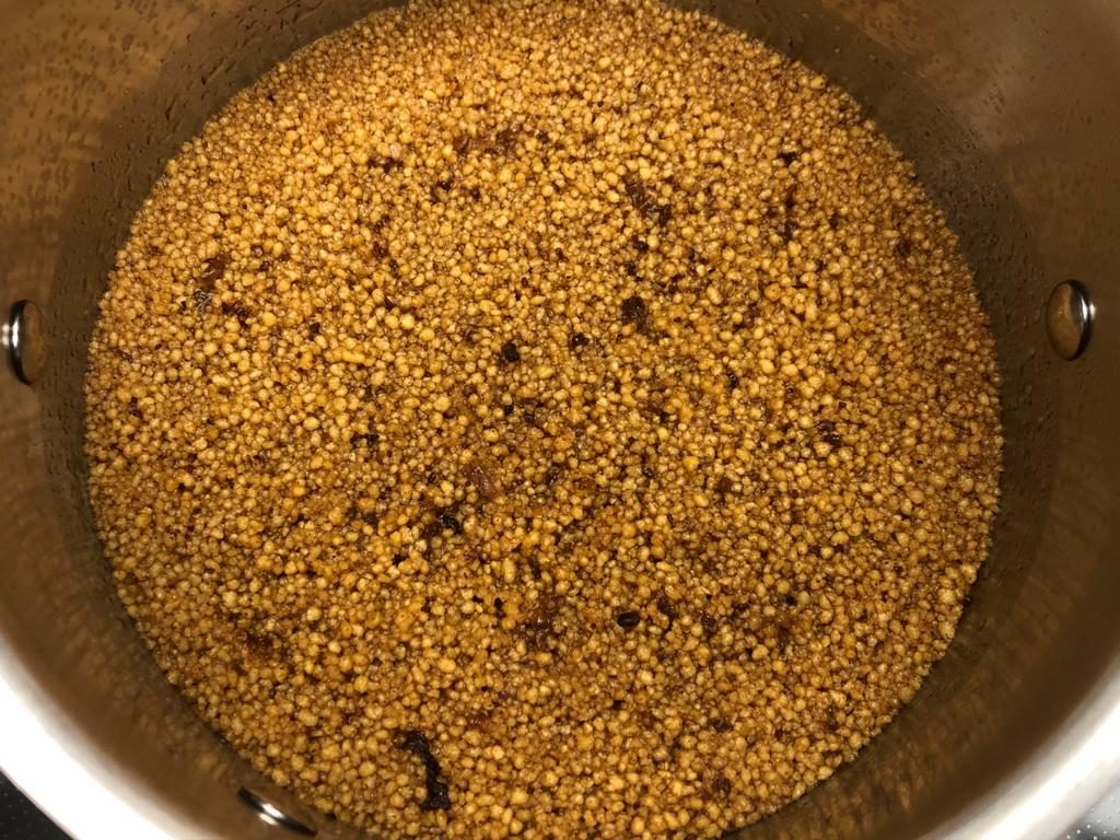 Couscous im Bratensaft ausquellen lassen