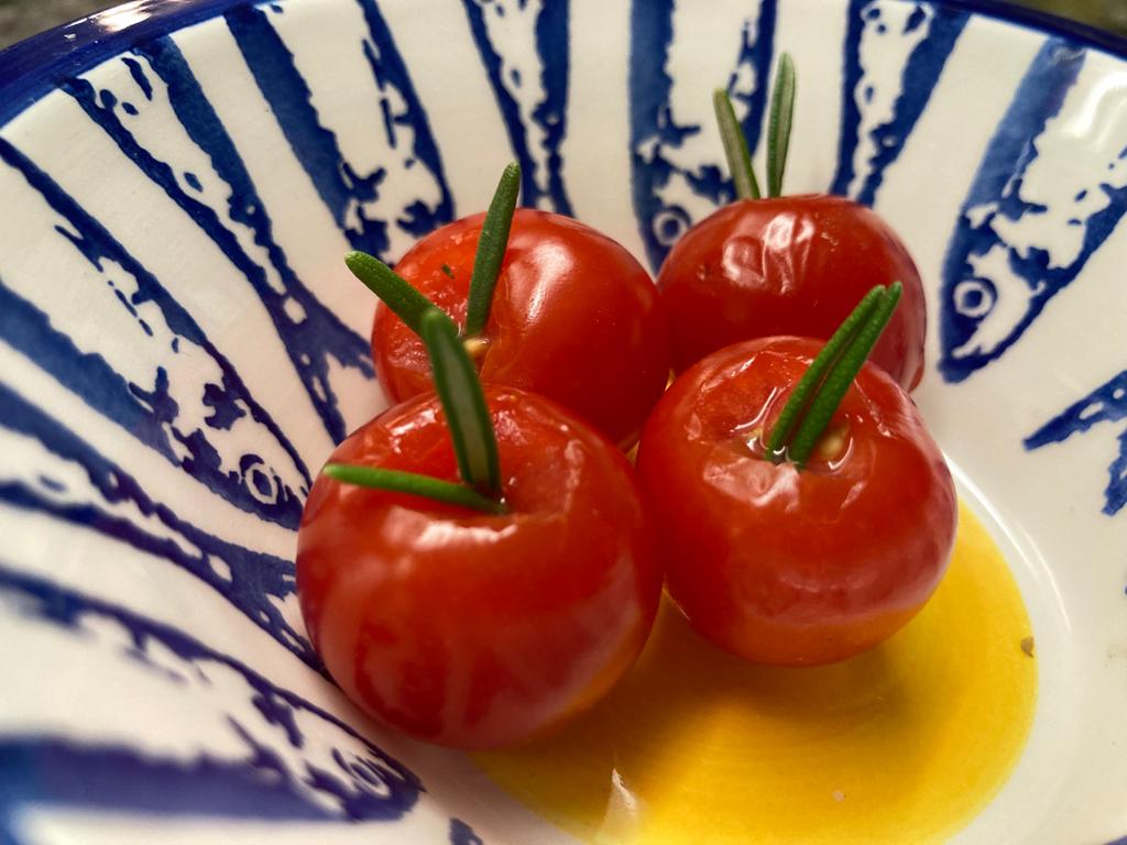 Tomaten und Rosmarin als Dekoration