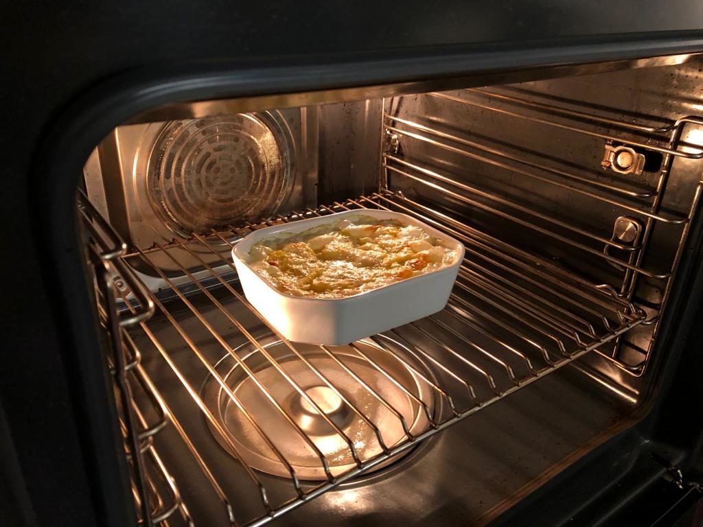 das Kartoffelgratin bräunt schön