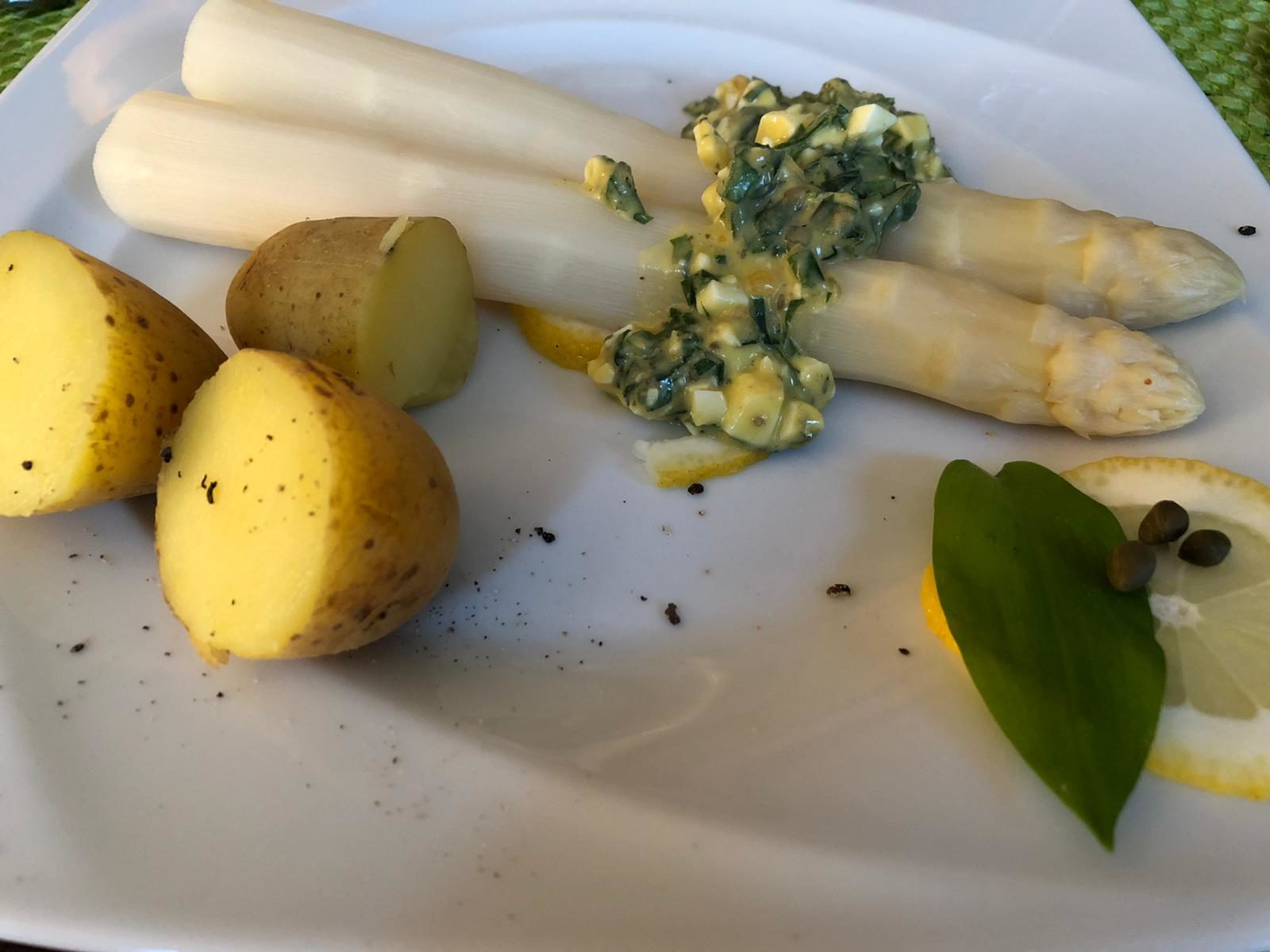 dicker Spargel, Annabelle und Sauce gribiche