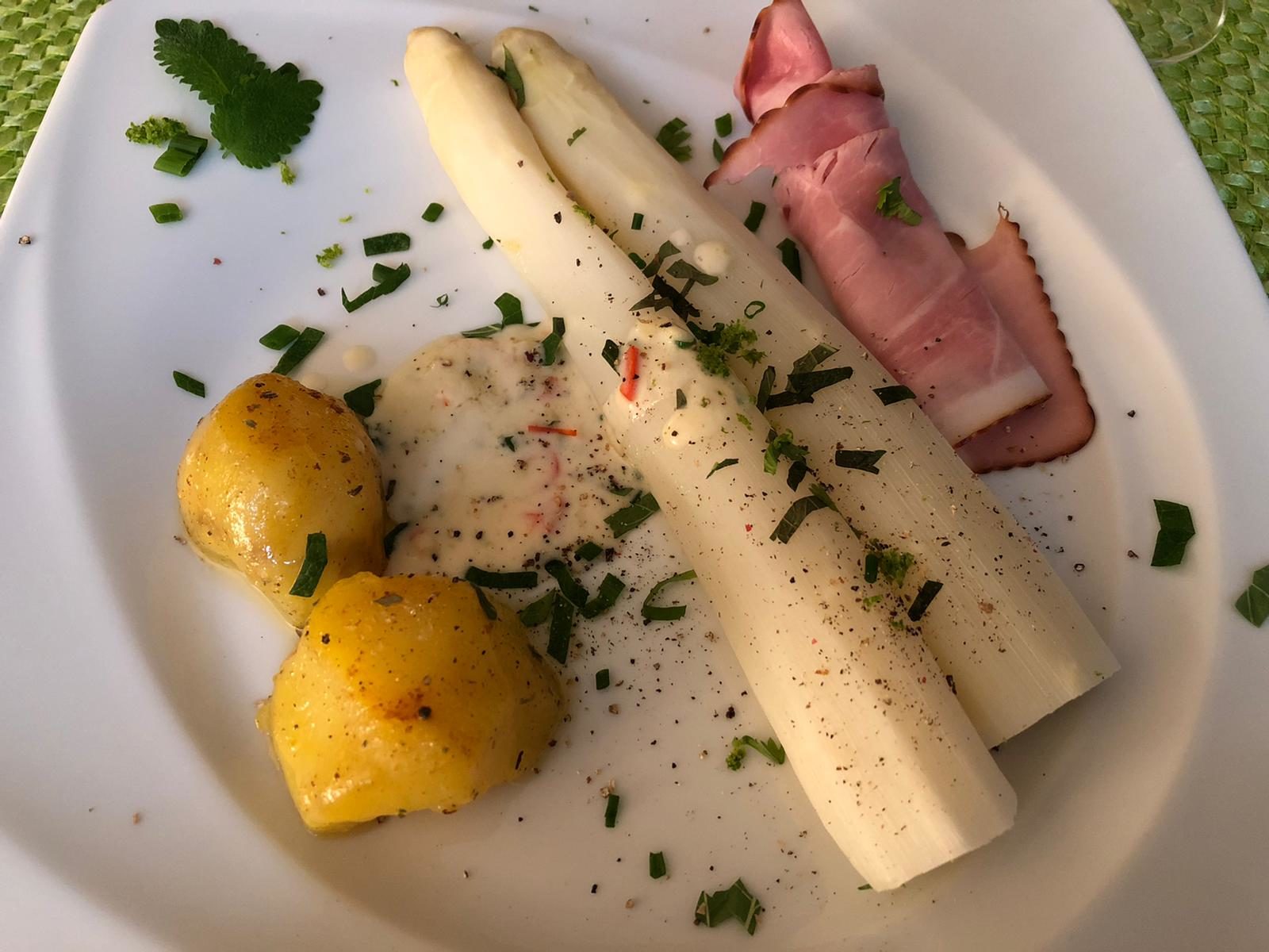 dicker Spargel mit Kräuter-Kokos-Creme