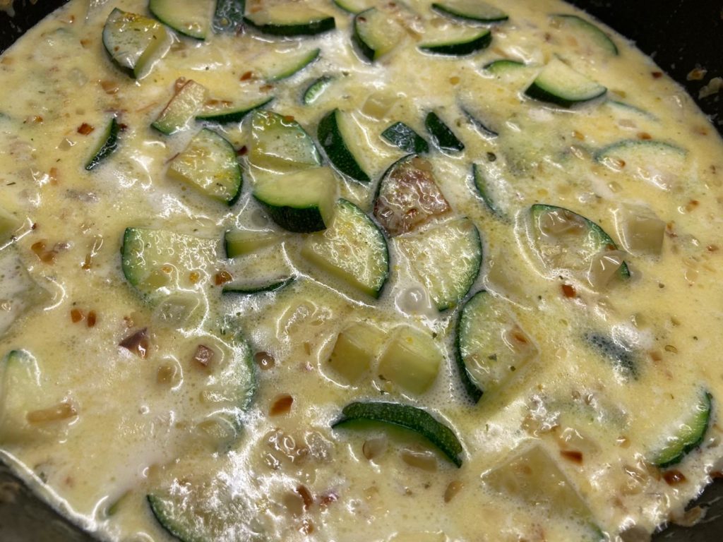 die Zucchini-Champignon-Sahnesauce wartet auf die Pasta