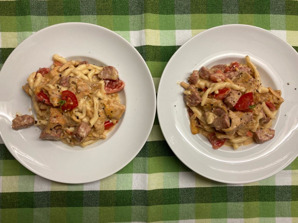 Finferli mit Salsiccia und Strozzapreti sind servierfertig