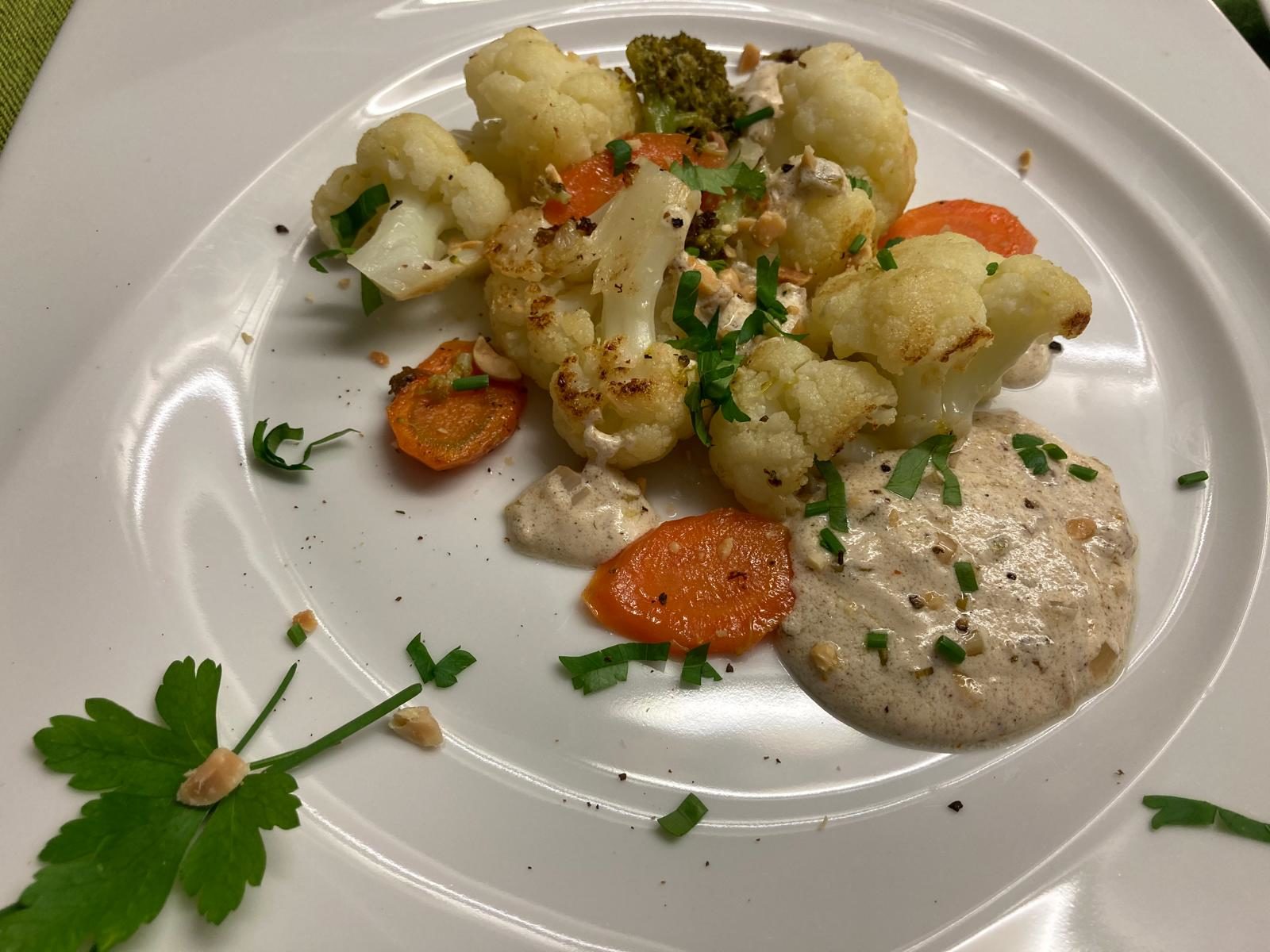 gebratener Blumenkohl mit Garam Masala, Joghurtsauce und gehackten Erdnüssen