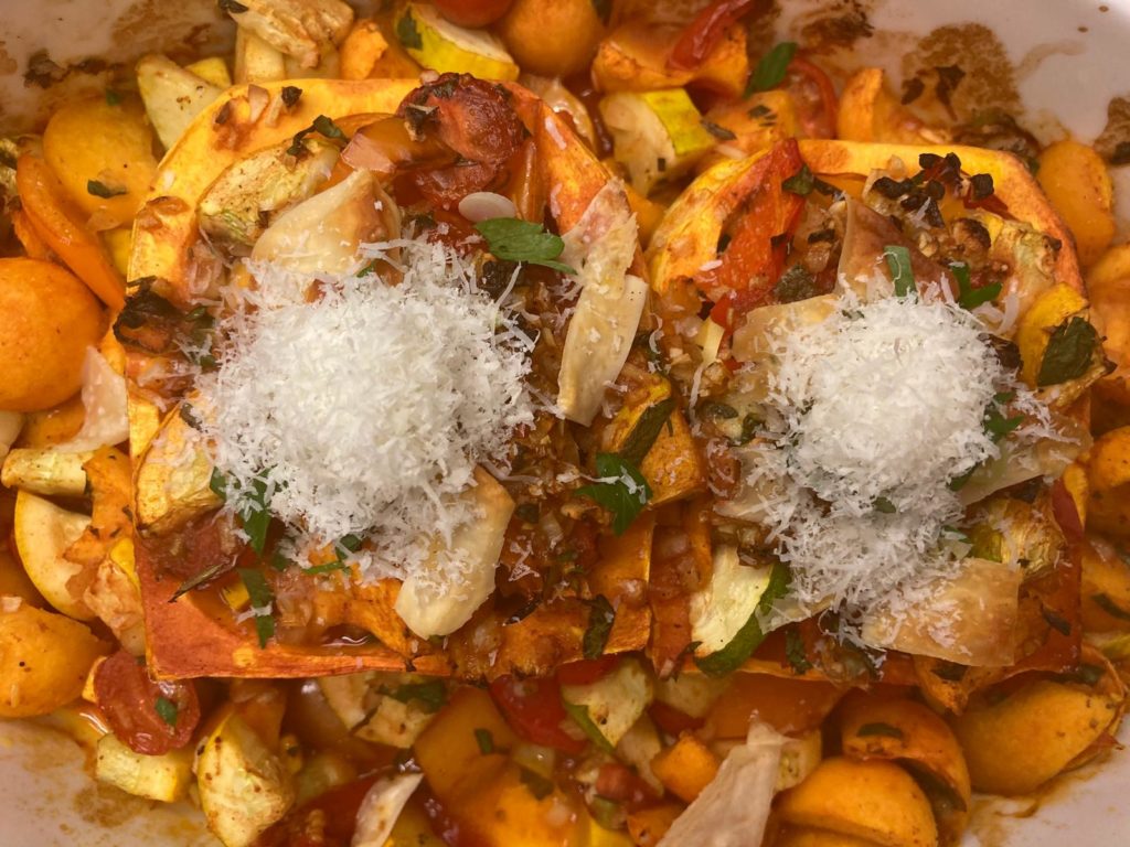 Gefüllter Butternut-Kürbis aus dem Backofen mit extra Parmesan