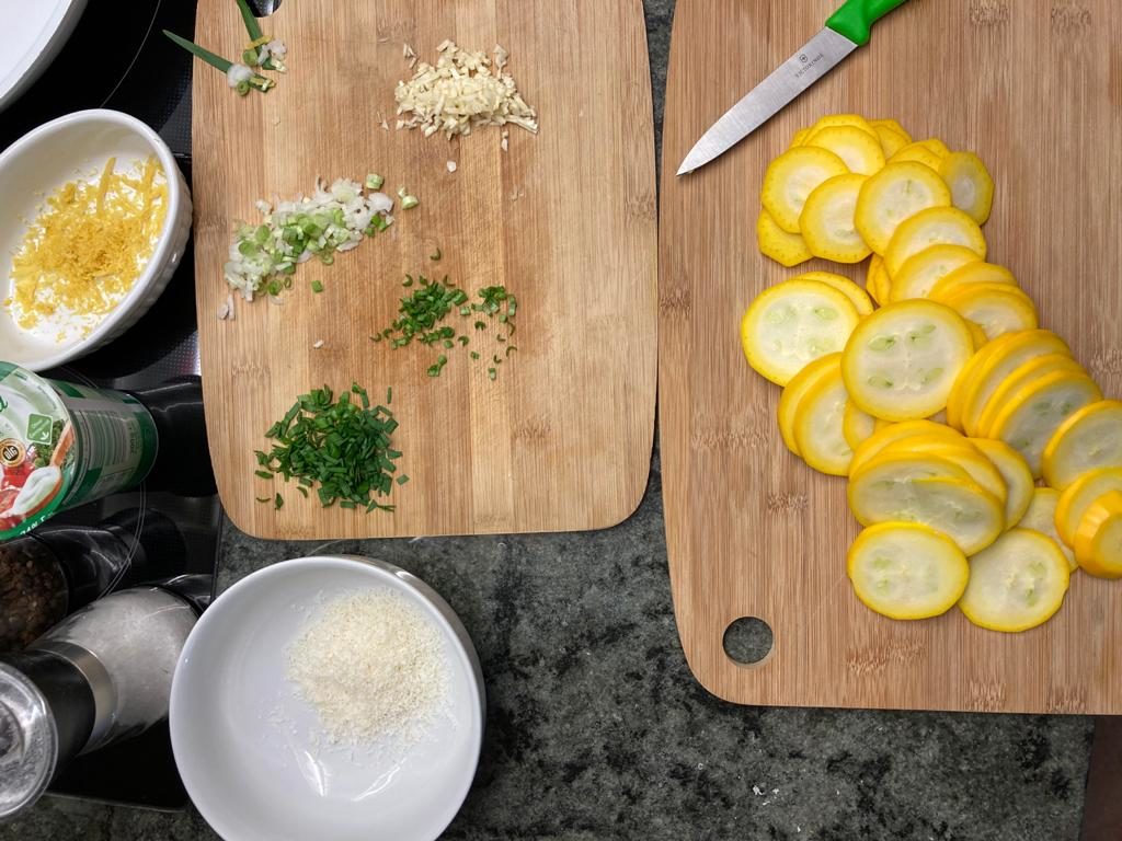 Zutaten für gelbe Zucchini mit Safran-Zitronen-Spaghetti