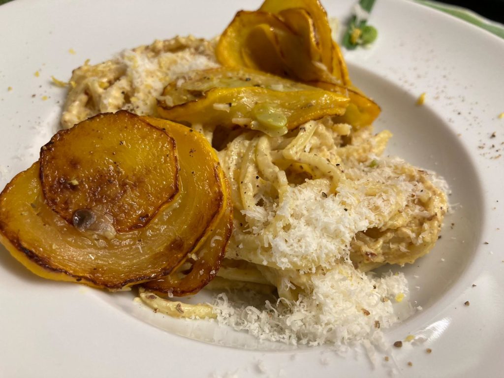 Gelbe Zucchini mit Safran-Zitronen-Spaghetti im Teller