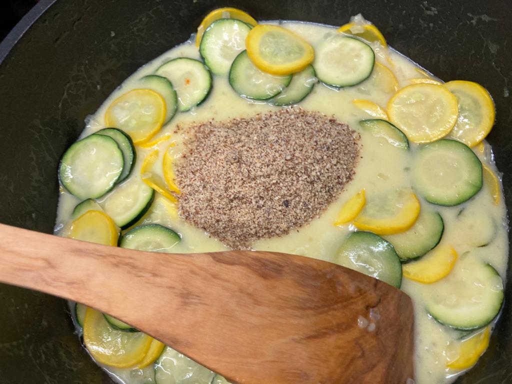 gemahlene Mandeln zur Zucchini-Zitronenbutter-Pasta