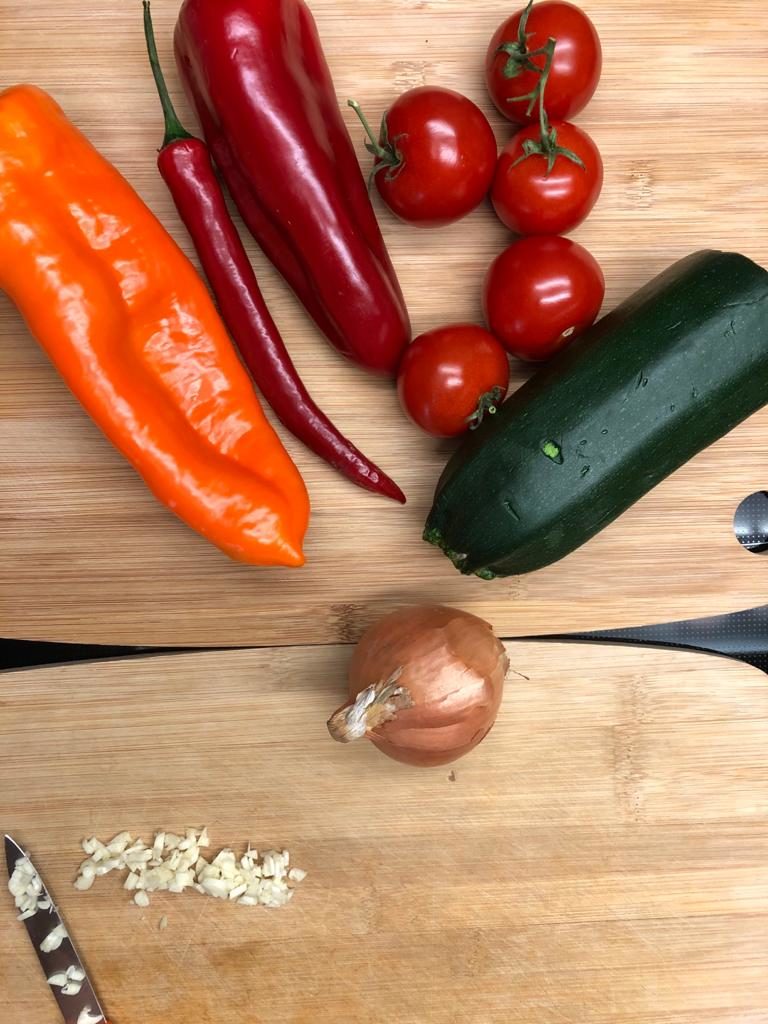 die Gemüsezutaten zur Hackfleischpfanne: Knoblauch, Zwiebel, Chilischote, Paprika, Zucchini und Tomaten