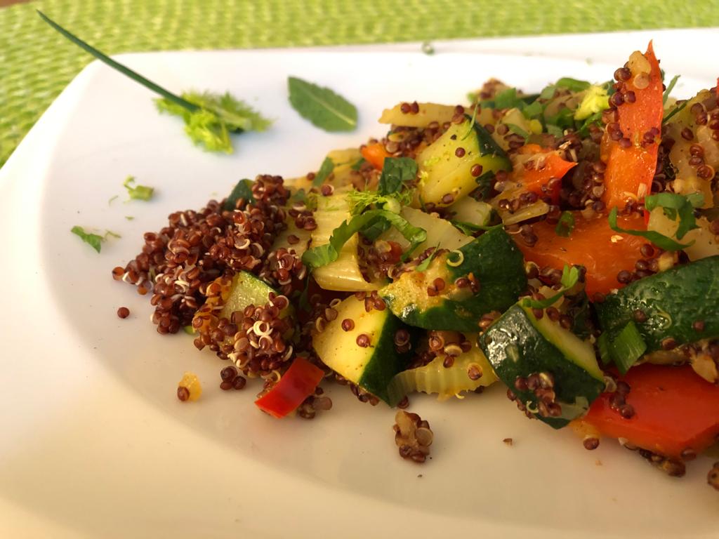 Gemüsepfanne mit rotem Quinoa