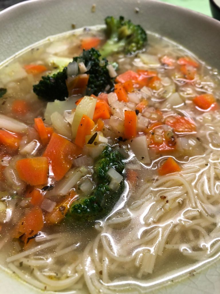 Gemüsesuppe kurz vor der Krönung mit Parmesan