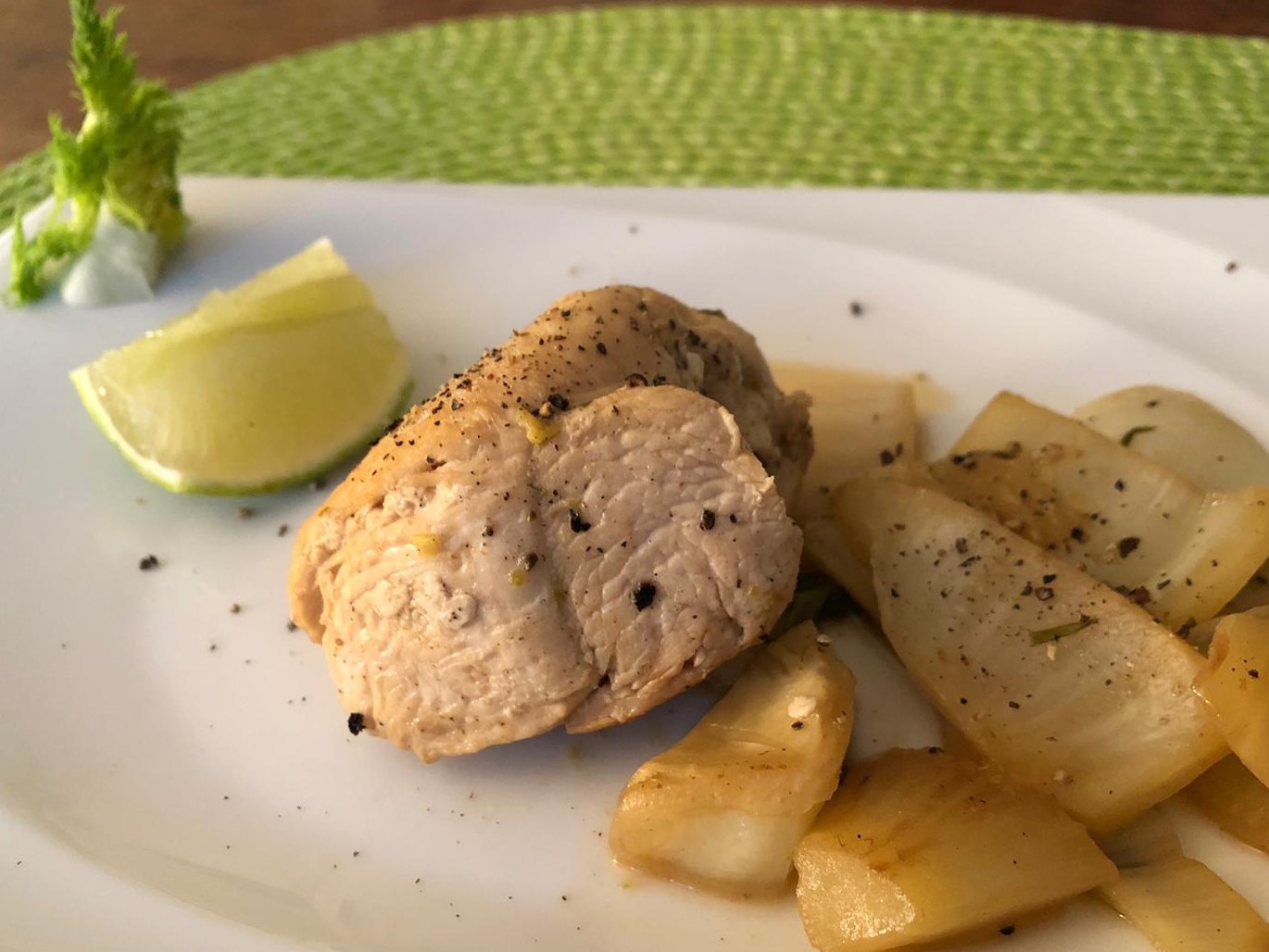 Schmorhühnchen mit Limetten, Fenchel und Estragon auf dem Teller