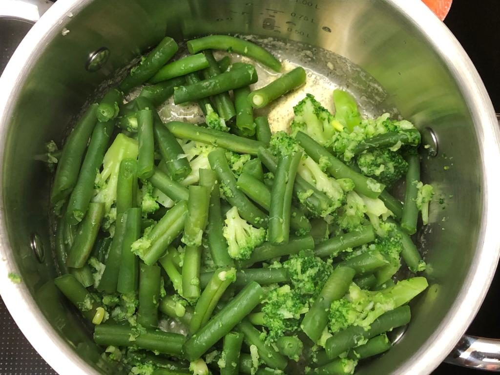 grüne Bohnen und cremiger Brokkoli in Butter