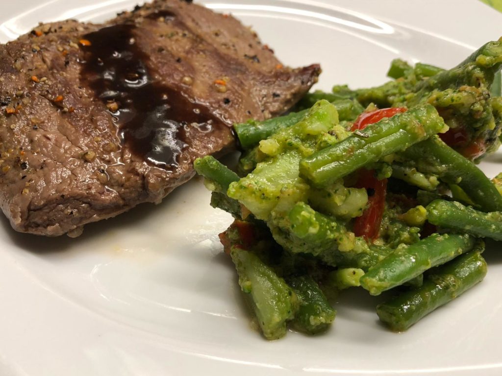 Bavette-Steaks mit grünen Bohnen und Brokkolimousse auf dem Teller