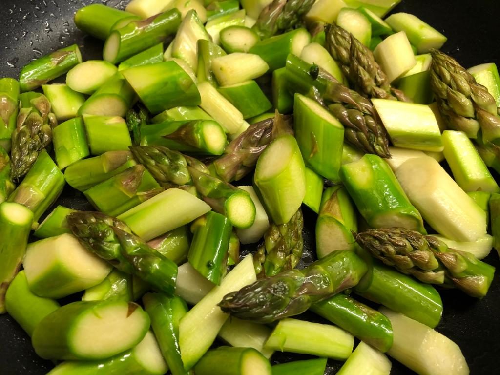 Grüner Spargel mit Räucherlachs und Kräutersauce – Kochen in Grün