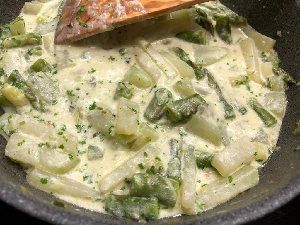 grünen Spargel und Kohlrabi mit Mehlschwitze binden