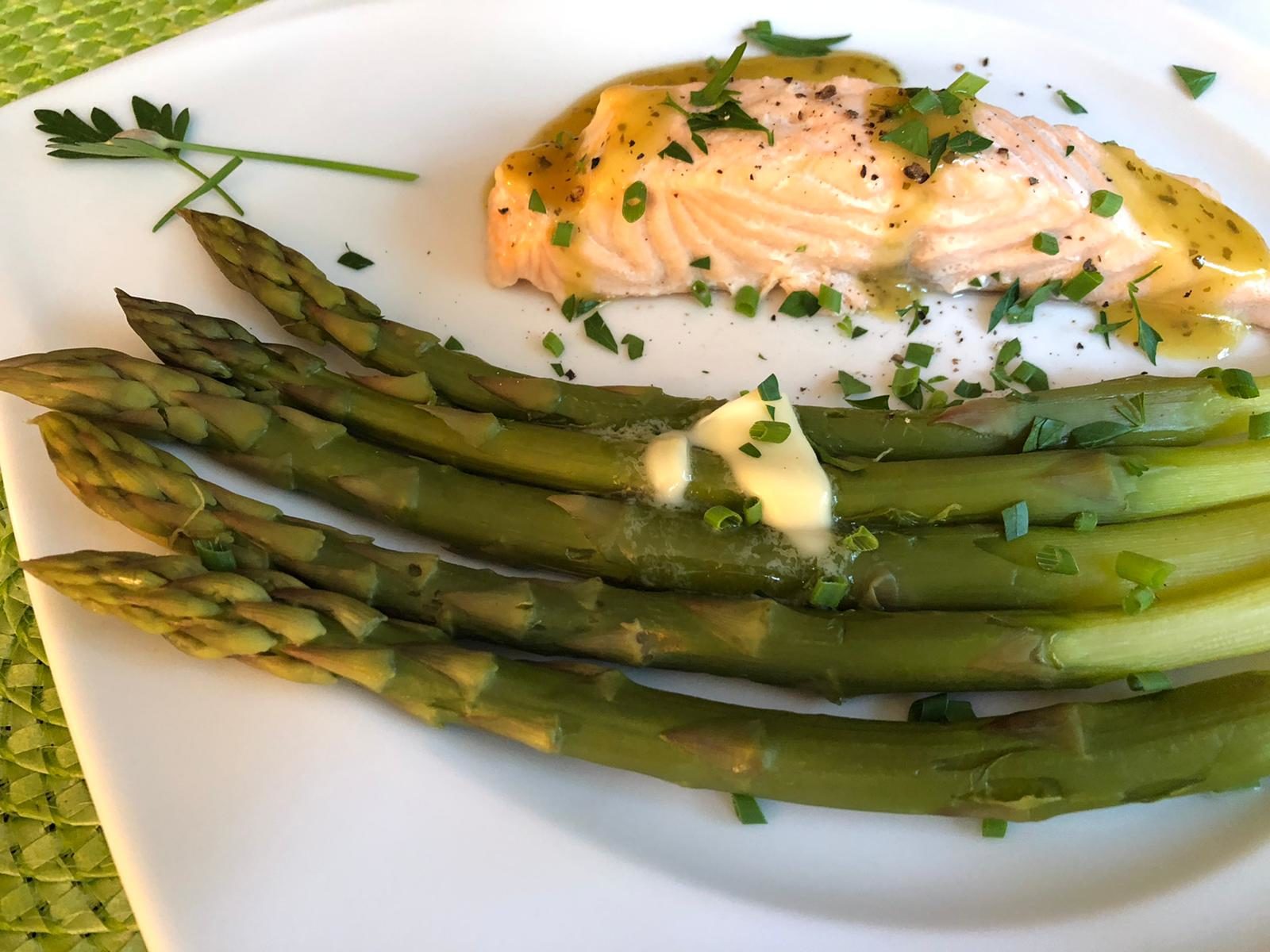 grüner Spargel und Lachs mit Estragonsenf-Honig-Butter